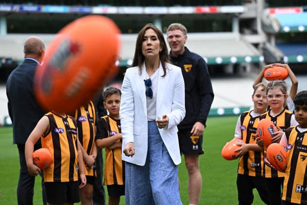 DENMARK ROYALS AUSTRALIA VISIT, Denmark s Queen Mary reacts after hand balling a football during a visit to the MCG in Melbourne, Tuesday, March 17, 2026. ( NO ARCHIVING Melbourne Victoria Australia  Copyright: xJamesxRossx 20260317195164317881