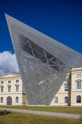 Creative Highlights World Militärhistorisches Museum der Bundeswehr Das Museum wurde nach Plänen von Daniel Libeskind umgebaut. In der Form eines Keils hatten die britischen Bomberverbände im Februar 1945 die Altstadt Dresdens angeflogen. Dresden Sachsen Deutschland *** Military History Museum of the German Armed Forces The museum was rebuilt according to plans by Daniel Libeskind In the shape of a wedge, the British bomber units flew into Dresdens old town in February 1945 Dresden Saxony Germany