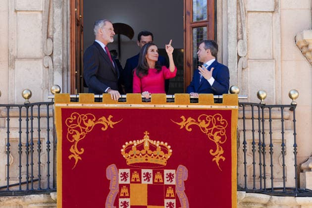 The King and Queen of Spain visit Jaén on the occasion of the commemoration of the 1 200th anniversary of its capital The King and Queen of Spain, together with the Mayor of Jaén, Julio Millán, greet from the balcony of the City Hall during their visit to Jaén on the occasion of the commemoration of the 1 200th anniversary of its capital On March 17, 2026, in Jaén Andalucía, Spain The King and Queen of Spain, Don Felipe and Dona Letizia, have visited the City Hall, the Palacio del Condestable Iranzo and the Banos Árabes Cultural Center of Jaén on the occasion of the 1 200th anniversary of the capital of the city They were accompanied by the president of the Junta de Andalucía, Juanma Moreno the mayor, Julio Millán, and the president of the Copyright: xFranciscoxJ.xOlmox 7373643