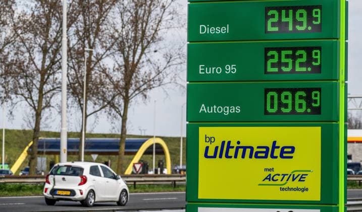 NIEUWERKERK AAN DEN IJSSEL - The average recommended price for petrol in the Netherlands set by the major oil companies rose to over 2.50 euros per liter on Tuesday morning. Due to the war in the Middle East, pump prices have increased sharply in recent weeks. Here at the BP along the A20 near Nieuwerkerk. FRANK DE ROO ANP netherlands out - belgium out  Copyright: xx x553615225x originalFilename: 553615225.jpg