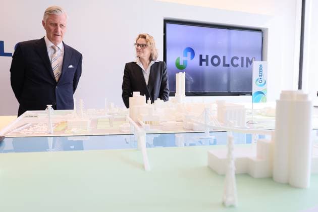 King Philippe - Filip of Belgium and CEO of Holcim Belgium Claudia Albertini pictured during a royal visit to the Holcim cement plant in Obourg, on Tuesday 17 March 2026. The plant will explain on their GO4ZERO project, which aims to deliver a carbon-neutral production facility by 2030-2031. A new factory will be built here that can produce 2 million tonnes of low-carbon cement annually.  BENOITxDOPPAGNE 167842787