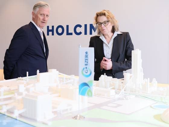 King Philippe - Filip of Belgium and CEO of Holcim Belgium Claudia Albertini pictured during a royal visit to the Holcim cement plant in Obourg, on Tuesday 17 March 2026. The plant will explain on their GO4ZERO project, which aims to deliver a carbon-neutral production facility by 2030-2031. A new factory will be built here that can produce 2 million tonnes of low-carbon cement annually.  BENOITxDOPPAGNE 167842792