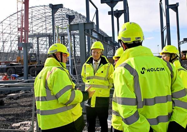 Royal Visit To The Holcin Cement Plant OBOURG, BELGIUM - MARCH 17 : King Philippe is visiting the Holcim cement plant in Obourg. He is introduced to their GO4ZERO project, which aims to create a carbon-neutral production site by 20302031. Thanks to an investment of 500 million euros, a new state-of-the-art factory will be built here, capable of producing 2 million tonnes of low-carbon cement annually. The King is briefed on the technologies that will be used to achieve carbon neutrality, including carbon capture and storage. He views the model of the new factory and then visits the site where the buildings and facilities are under construction.on March 17, 2026 in Obourg, Belgium, 17 03 2026 Obourg Belgium  Copyright: xBertxVanxDenxBrouckex