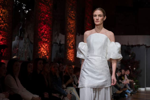 Telier Couture Fashion Week Madrid in Spain - 17 Mar 2026 A model walks the runway wearing a design by atelier couture during Fashion Week de Madrid in Fabric de Tapices. Madrid Spain Copyright: xAtilanoxGarciax xSOPAxImagesx photos08934
