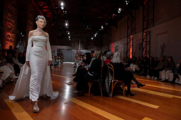Telier Couture Fashion Week Madrid in Spain - 17 Mar 2026 A model walks the runway wearing a design by atelier couture during Fashion Week de Madrid in Fabric de Tapices. Madrid Spain Copyright: xAtilanoxGarciax xSOPAxImagesx photos08937