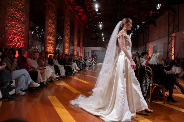 Telier Couture Fashion Week Madrid in Spain - 17 Mar 2026 A model walks the runway wearing a design by atelier couture during Fashion Week de Madrid in Fabric de Tapices. Madrid Spain Copyright: xAtilanoxGarciax xSOPAxImagesx photos08939