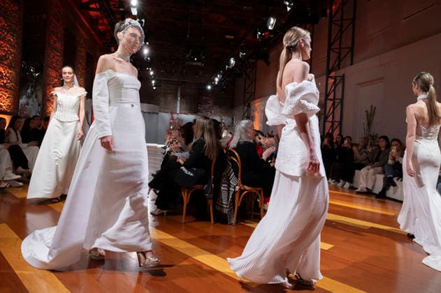 Telier Couture Fashion Week Madrid in Spain - 17 Mar 2026 A model walks the runway wearing a design by atelier couture during Fashion Week de Madrid in Fabric de Tapices. Madrid Spain Copyright: xAtilanoxGarciax xSOPAxImagesx photos08944
