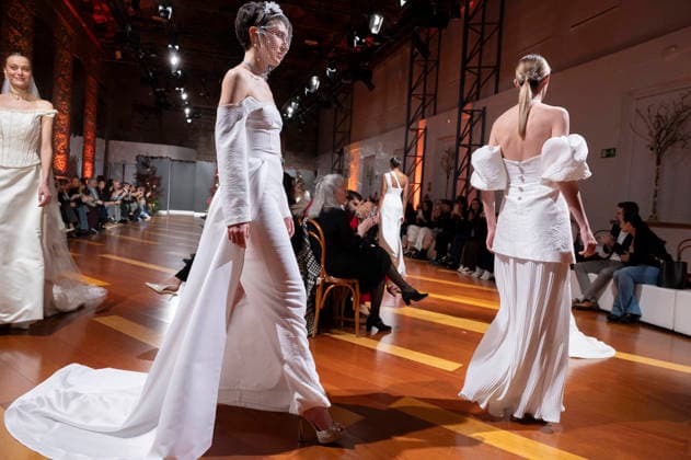 Telier Couture Fashion Week Madrid in Spain - 17 Mar 2026 A model walks the runway wearing a design by atelier couture during Fashion Week de Madrid in Fabric de Tapices. Madrid Spain Copyright: xAtilanoxGarciax xSOPAxImagesx photos08945