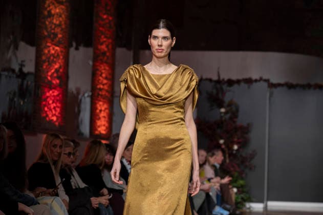 Telier Couture Fashion Week Madrid in Spain - 17 Mar 2026 A model walks the runway wearing a design by atelier couture during Fashion Week de Madrid in Fabric de Tapices. Madrid Spain Copyright: xAtilanoxGarciax xSOPAxImagesx photos08921