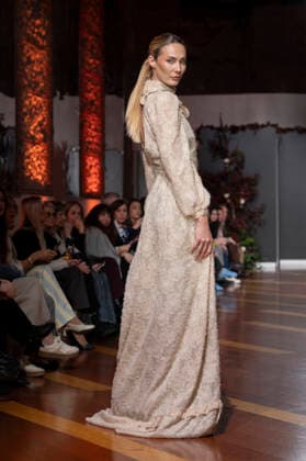 Telier Couture Fashion Week Madrid in Spain - 17 Mar 2026 A model walks the runway wearing a design by atelier couture during Fashion Week de Madrid in Fabric de Tapices. Madrid Spain Copyright: xAtilanoxGarciax xSOPAxImagesx photos08924