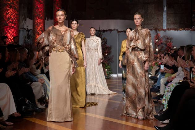 Telier Couture Fashion Week Madrid in Spain - 17 Mar 2026 A model walks the runway wearing a design by atelier couture during Fashion Week de Madrid in Fabric de Tapices. Madrid Spain Copyright: xAtilanoxGarciax xSOPAxImagesx photos08926