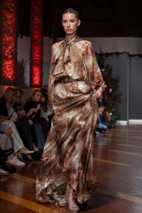 Telier Couture Fashion Week Madrid in Spain - 17 Mar 2026 A model walks the runway wearing a design by atelier couture during Fashion Week de Madrid in Fabric de Tapices. Madrid Spain Copyright: xAtilanoxGarciax xSOPAxImagesx photos08917
