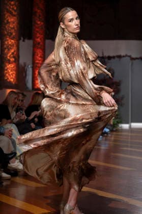 Telier Couture Fashion Week Madrid in Spain - 17 Mar 2026 A model walks the runway wearing a design by atelier couture during Fashion Week de Madrid in Fabric de Tapices. Madrid Spain Copyright: xAtilanoxGarciax xSOPAxImagesx photos08918
