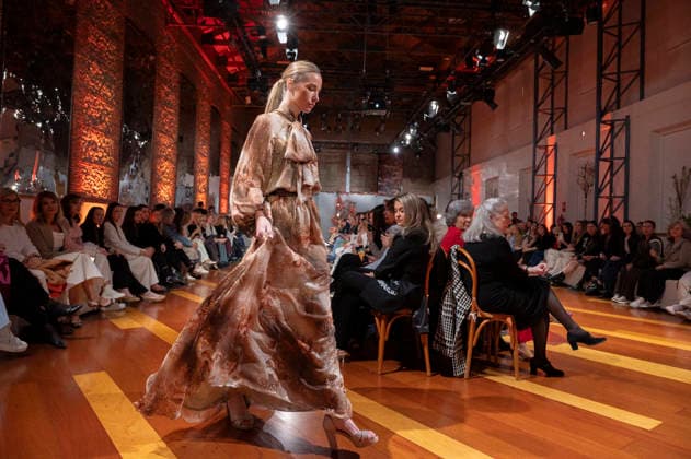 Telier Couture Fashion Week Madrid in Spain - 17 Mar 2026 A model walks the runway wearing a design by atelier couture during Fashion Week de Madrid in Fabric de Tapices. Madrid Spain Copyright: xAtilanoxGarciax xSOPAxImagesx photos08919