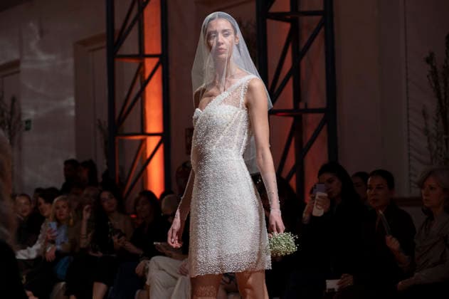 Telier Couture Fashion Week Madrid in Spain - 17 Mar 2026 A model walks the runway wearing a design by atelier couture during Fashion Week de Madrid in Fabric de Tapices. Madrid Spain Copyright: xAtilanoxGarciax xSOPAxImagesx photos08907