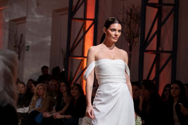 Telier Couture Fashion Week Madrid in Spain - 17 Mar 2026 A model walks the runway wearing a design by atelier couture during Fashion Week de Madrid in Fabric de Tapices. Madrid Spain Copyright: xAtilanoxGarciax xSOPAxImagesx photos08909
