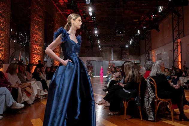Telier Couture Fashion Week Madrid in Spain - 17 Mar 2026 A model walks the runway wearing a design by atelier couture during Fashion Week de Madrid in Fabric de Tapices. Madrid Spain Copyright: xAtilanoxGarciax xSOPAxImagesx photos08887