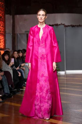 Telier Couture Fashion Week Madrid in Spain - 17 Mar 2026 A model walks the runway wearing a design by atelier couture during Fashion Week de Madrid in Fabric de Tapices. Madrid Spain Copyright: xAtilanoxGarciax xSOPAxImagesx photos08888