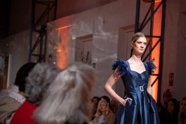 Telier Couture Fashion Week Madrid in Spain - 17 Mar 2026 A model walks the runway wearing a design by atelier couture during Fashion Week de Madrid in Fabric de Tapices. Madrid Spain Copyright: xAtilanoxGarciax xSOPAxImagesx photos08889