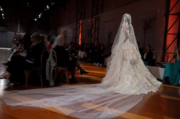 Telier Couture Fashion Week Madrid in Spain - 17 Mar 2026 A model walks the runway wearing a design by atelier couture during Fashion Week de Madrid in Fabric de Tapices. Madrid Spain Copyright: xAtilanoxGarciax xSOPAxImagesx photos08864