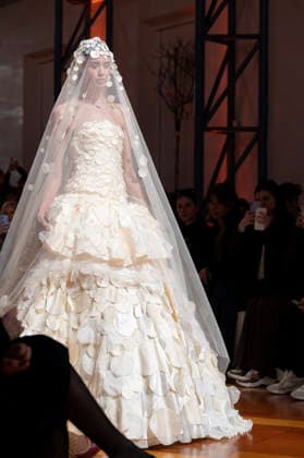 Telier Couture Fashion Week Madrid in Spain - 17 Mar 2026 A model walks the runway wearing a design by atelier couture during Fashion Week de Madrid in Fabric de Tapices. Madrid Spain Copyright: xAtilanoxGarciax xSOPAxImagesx photos08865