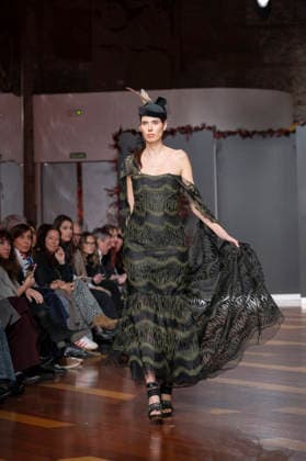 Telier Couture Fashion Week Madrid in Spain - 17 Mar 2026 A model walks the runway wearing a design by atelier couture during Fashion Week de Madrid in Fabric de Tapices. Madrid Spain Copyright: xAtilanoxGarciax xSOPAxImagesx photos08875
