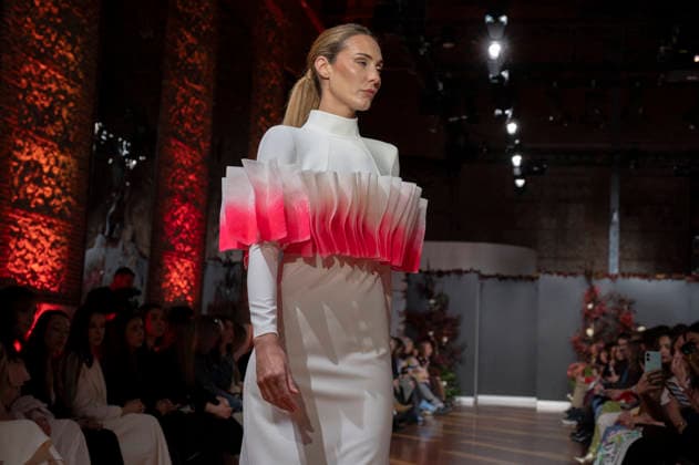 Telier Couture Fashion Week Madrid in Spain - 17 Mar 2026 A model walks the runway wearing a design by atelier couture during Fashion Week de Madrid in Fabric de Tapices. Madrid Spain Copyright: xAtilanoxGarciax xSOPAxImagesx photos08848