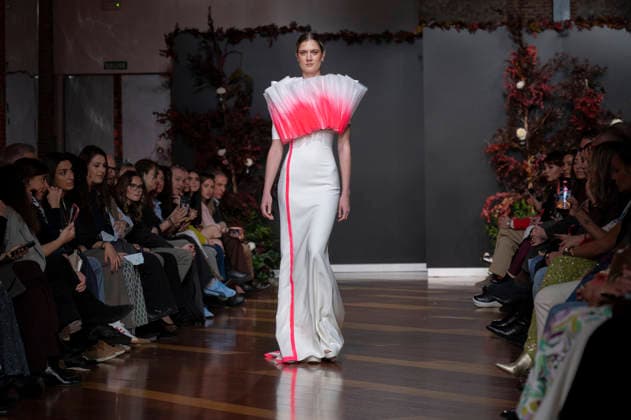 Telier Couture Fashion Week Madrid in Spain - 17 Mar 2026 A model walks the runway wearing a design by atelier couture during Fashion Week de Madrid in Fabric de Tapices. Madrid Spain Copyright: xAtilanoxGarciax xSOPAxImagesx photos08850