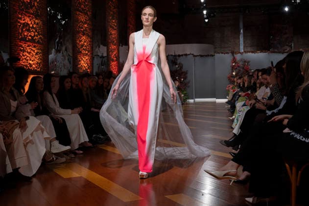 Telier Couture Fashion Week Madrid in Spain - 17 Mar 2026 A model walks the runway wearing a design by atelier couture during Fashion Week de Madrid in Fabric de Tapices. Madrid Spain Copyright: xAtilanoxGarciax xSOPAxImagesx photos08852