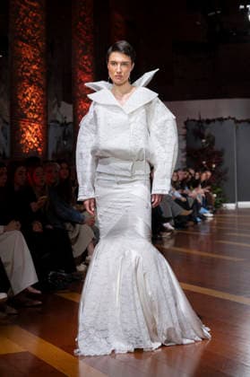 Telier Couture Fashion Week Madrid in Spain - 17 Mar 2026 A model walks the runway wearing a design by atelier couture during Fashion Week de Madrid in Fabric de Tapices. Madrid Spain Copyright: xAtilanoxGarciax xSOPAxImagesx photos08855