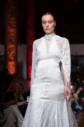 Telier Couture Fashion Week Madrid in Spain - 17 Mar 2026 A model walks the runway wearing a design by atelier couture during Fashion Week de Madrid in Fabric de Tapices. Madrid Spain Copyright: xAtilanoxGarciax xSOPAxImagesx photos08857