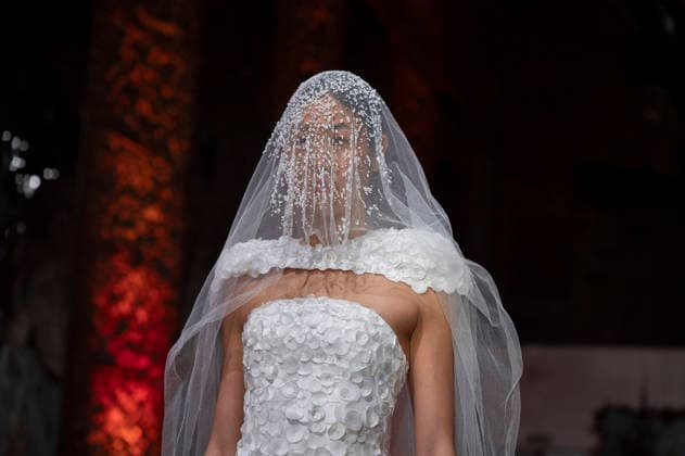 Telier Couture Fashion Week Madrid in Spain - 17 Mar 2026 A model walks the runway wearing a design by atelier couture during Fashion Week de Madrid in Fabric de Tapices. Madrid Spain Copyright: xAtilanoxGarciax xSOPAxImagesx photos08859