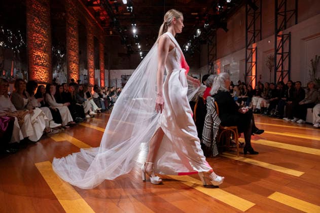 Telier Couture Fashion Week Madrid in Spain - 17 Mar 2026 A model walks the runway wearing a design by atelier couture during Fashion Week de Madrid in Fabric de Tapices. Madrid Spain Copyright: xAtilanoxGarciax xSOPAxImagesx photos08853