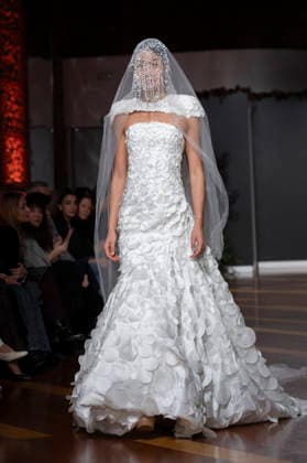 Telier Couture Fashion Week Madrid in Spain - 17 Mar 2026 A model walks the runway wearing a design by atelier couture during Fashion Week de Madrid in Fabric de Tapices. Madrid Spain Copyright: xAtilanoxGarciax xSOPAxImagesx photos08858