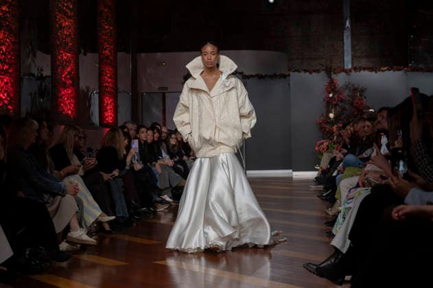 Telier Couture Fashion Week Madrid in Spain - 17 Mar 2026 A model walks the runway wearing a design by atelier couture during Fashion Week de Madrid in Fabric de Tapices. Madrid Spain Copyright: xAtilanoxGarciax xSOPAxImagesx photos08860