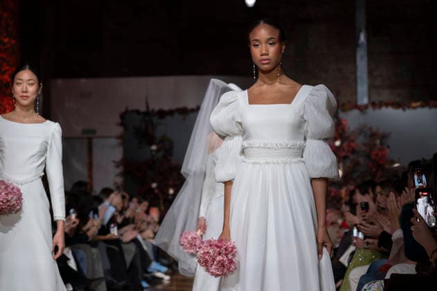 Telier Couture Fashion Week Madrid in Spain - 17 Mar 2026 A model walks the runway wearing a design by atelier couture during Fashion Week de Madrid in Fabric de Tapices. Madrid Spain Copyright: xAtilanoxGarciax xSOPAxImagesx photos08830