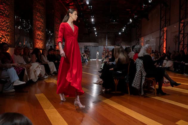 Telier Couture Fashion Week Madrid in Spain - 17 Mar 2026 A model walks the runway wearing a design by atelier couture during Fashion Week de Madrid in Fabric de Tapices. Madrid Spain Copyright: xAtilanoxGarciax xSOPAxImagesx photos08832