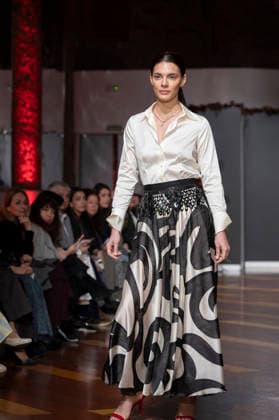 Telier Couture Fashion Week Madrid in Spain - 17 Mar 2026 A model walks the runway wearing a design by atelier couture during Fashion Week de Madrid in Fabric de Tapices. Madrid Spain Copyright: xAtilanoxGarciax xSOPAxImagesx photos08833