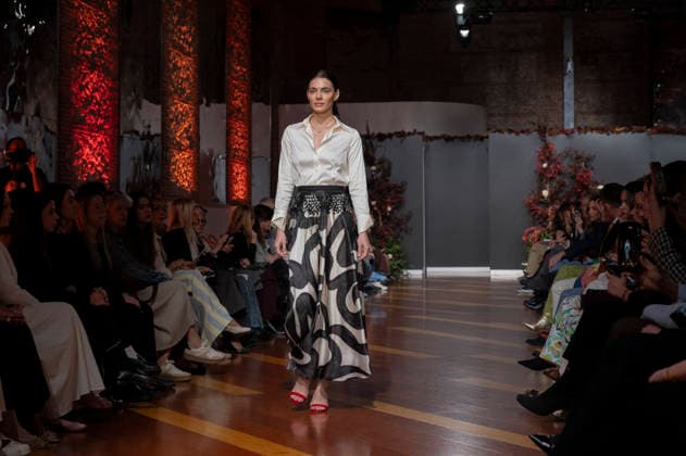 Telier Couture Fashion Week Madrid in Spain - 17 Mar 2026 A model walks the runway wearing a design by atelier couture during Fashion Week de Madrid in Fabric de Tapices. Madrid Spain Copyright: xAtilanoxGarciax xSOPAxImagesx photos08834