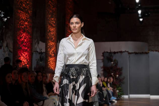 Telier Couture Fashion Week Madrid in Spain - 17 Mar 2026 A model walks the runway wearing a design by atelier couture during Fashion Week de Madrid in Fabric de Tapices. Madrid Spain Copyright: xAtilanoxGarciax xSOPAxImagesx photos08835