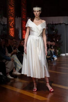 Telier Couture Fashion Week Madrid in Spain - 17 Mar 2026 A model walks the runway wearing a design by atelier couture during Fashion Week de Madrid in Fabric de Tapices. Madrid Spain Copyright: xAtilanoxGarciax xSOPAxImagesx photos08839