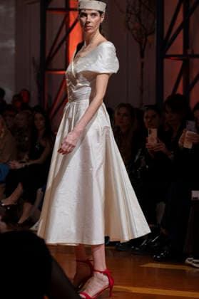 Telier Couture Fashion Week Madrid in Spain - 17 Mar 2026 A model walks the runway wearing a design by atelier couture during Fashion Week de Madrid in Fabric de Tapices. Madrid Spain Copyright: xAtilanoxGarciax xSOPAxImagesx photos08841