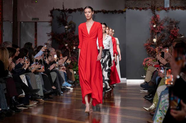 Telier Couture Fashion Week Madrid in Spain - 17 Mar 2026 A model walks the runway wearing a design by atelier couture during Fashion Week de Madrid in Fabric de Tapices. Madrid Spain Copyright: xAtilanoxGarciax xSOPAxImagesx photos08842