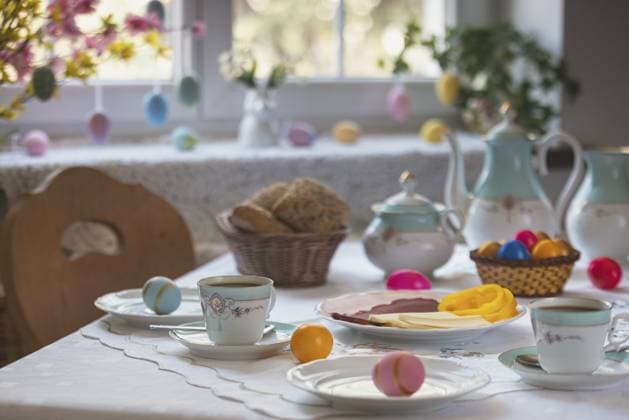 IMAGO Creative, Ostern, Bräuche, Osterbrunch Gedeckter Tisch mit bunten Ostereiern, Gebäck und kalter Platte Decorated table with colorful easter eggs, pastries and cold platter Copyright: imageBROKER LucasxSeebacher ibxlse17026269.jpg