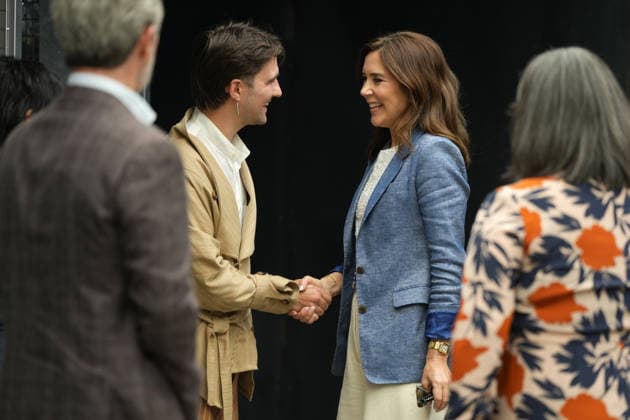 DENMARK ROYALS AUSTRALIA VISIT, Queen Mary of Denmark shakes hands with Mikkel Bojesen during the official opening of a pop‘up exhibition ˜Hybrid Futures™ by Danish-Australian duo Ting &¯Bojesen (Rhoda Ting and Mikkel Bojesen) in Melbourne, Victoria, Wednesday, March 18, 2026. Denmark s King Frederik X and Queen Mary are on a five-day state visit to Australia. ( NO ARCHIVING Melbourne Victoria Australia  Copyright: xAsankaxRatnayakex 20260318110917167518