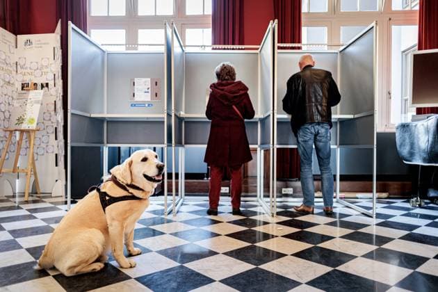 News Bilder des Tages LEIDEN - Voters are casting their votes on a smaller ballot for the municipal elections at a polling station at the Old University Library building in Leiden. Voters in 11 municipalities can vote using a new, smaller ballot. RAMON VAN FLYMEN ANP netherlands out - belgium out  Copyright: xx x553709984x originalFilename: 553709984.jpg