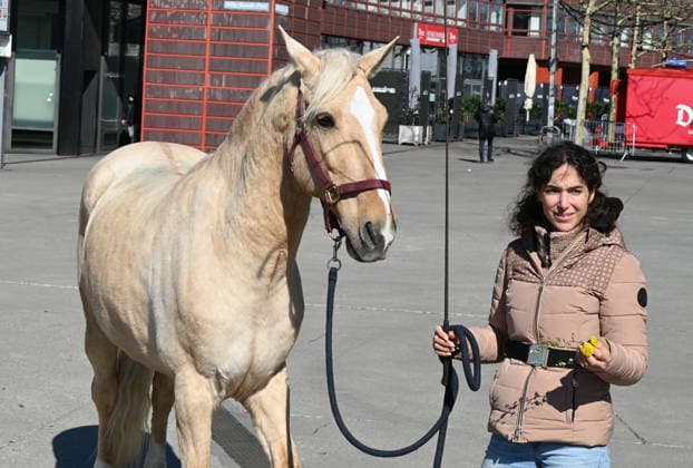 Horse trainer and rider Kenzie Dysli with her horse Camillo at the press conference for the horse show CAVALLUNA Tor zur Anderswelt, which is coming to Cologne in May