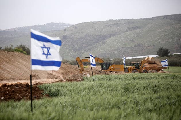 News Bilder des Tages Israeli Jewish settlers erect mobile homes and raise Israeli flags in the evacuated settlement of Snanur, north of Nablus in the West Bank, Israeli Jewish settlers erect mobile homes and raise Israeli flags in the evacuated settlement of Snanur, north of Nablus in the West Bank, on March 18, 2026. Photo by Mohammed Nasser apaimages Nablus West Bank Palestinian Territory 180326_Nablus_MN_00(12) Copyright: xapaimagesxMohammedxNasserx xapaimagesx