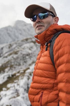 Portrait of a hiker smiling on a mountain Kamni?ka Bistrica, Kamnik, Slovenia CR_MIJO26031798-1985003-01 ,model released, Symbolfoto