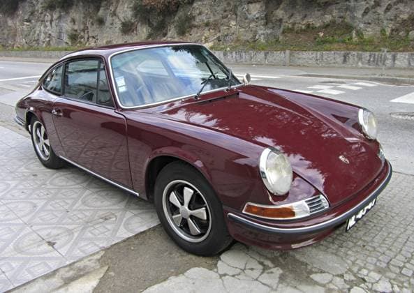 Der klassische Porsche 911, der am Straßenrand geparkt ist und sein zeitloses Design und seine lebendige burgunderrote Farbe zur Geltung bringt Classic Porsche 911 parked on the side of a road, showcasing its timeless design and vibrant burgundy paint Copyright: imageBROKER GamrothxJoerg ibliqx16972807.jpg